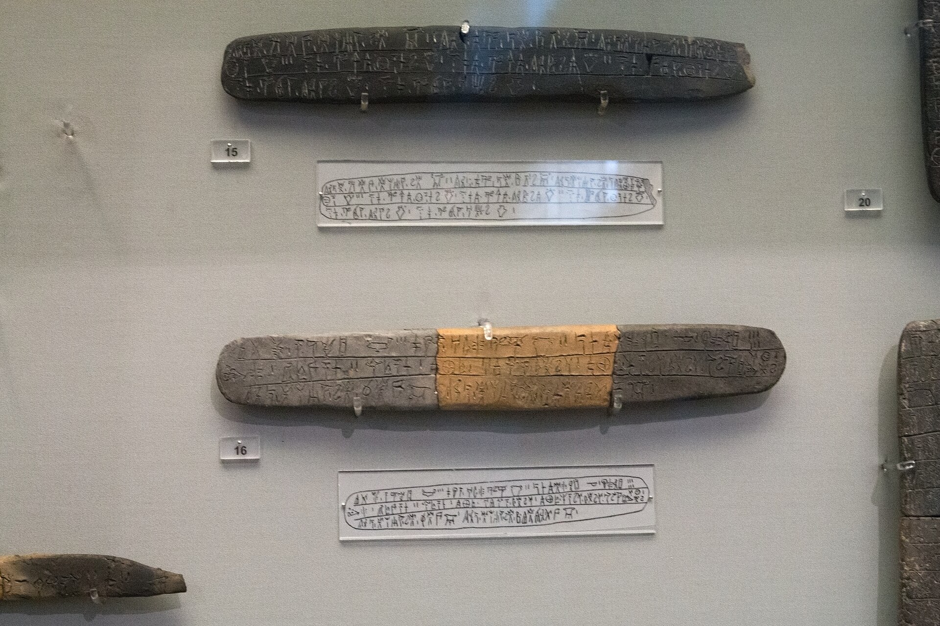 Tấm đất sét nhỏ khắc những hàng ký hiệu âm tiết Linear B.